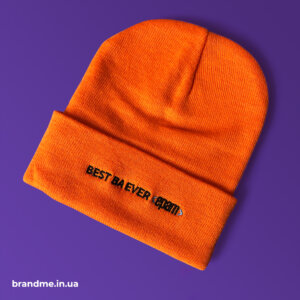 Яскраві помаранчеві шапки з логотипом для компанії “EPAM” Яскраві помаранчеві шапки з логотипом для компанії