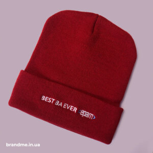 Шапки червоного кольору з вишивкою логотипа для компанії “EPAM” Шапки червоного кольору з вишивкою логотипа для компанії