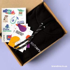 Сувенірна продукція з фірмовим логотипом в індивідуальному пакуванні для SoftServe