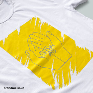 Яскрава футболка з патріотичним принтом