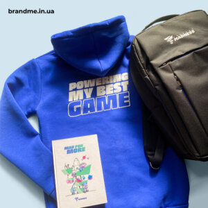 Яскраве худі, стильний міський рюкзак та записник для Product Madness Яскраве худі, стильний міський рюкзак та записник для Product Madness