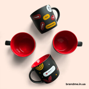 Поєднання червоного та чорного із фірмовими елементами компанії Ideasoft на горнятах Стильні брендовані горнята для Ideasoft