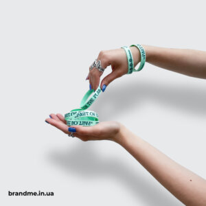 Силіконові браслети з айдентикою компанії Силіконові браслети з логотипом