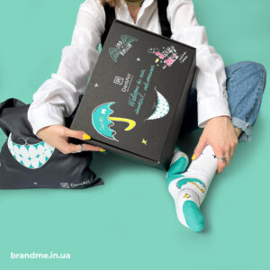 Яскравий комплекс подарункової продукції з елементами айдентики стоматологічної клініки