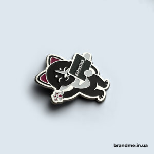 Металевий пін з маскотом Brainstack_ Металевий значок із корпоративним героєм компанії