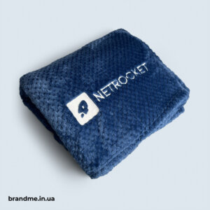 М’який та пухнастий плед з вишитим лого для Netrocket Брендування пледів для корпоративних подарунків