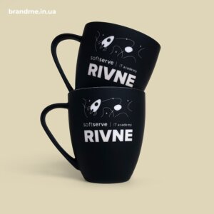 Гравіювання на чорних чашках для SoftServe Гравіювання білих написів на чорних чашках для SoftServe