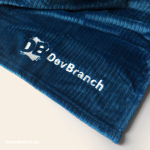 Яскравий плед з одноколірною вишивкою DevBranch Вишивка на пледах