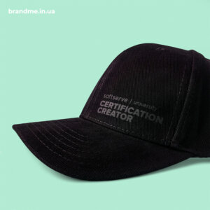 Стильне чорне нанесення на бейсболці для SoftServe