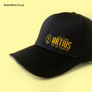 Брендування кепок для корпоративних подарунків