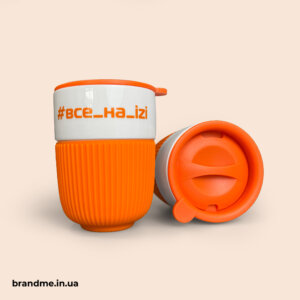 Керамічні горнята із силіконовою накладкою та кришечкою. Для гарячих та холодних напоїв Цікаві горнята для корпоративних подарунків