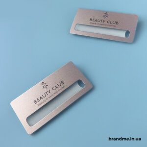 Срібні бейджі з логотипом та віконечком для імені