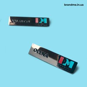 Металеві бейджі з кольоровим лого