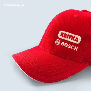 Вишивка на кепках логотипів