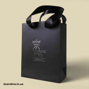 Пакети з атласними ручками та тисненням золотою фольгою для салону краси Regina Створення подарункового пакування