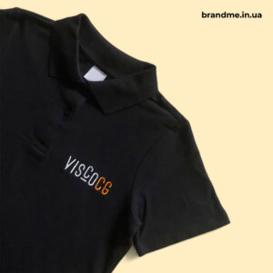 Поло з вишивкою для компанії “VisCo CG” Чорне поло з брендуванням на серці