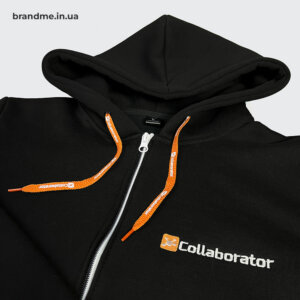 Худі на замку з брендованими шнурочками та вишитим лого на грудях