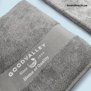 Якісна вишивка на сірих рушниках для Goodvalley Рушники з вишитим логотипом високої якості