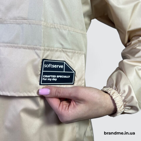 Брендований анорак SoftServe з вишивкою. Фото 9 | BRANDME Світлий анорак із брендованою вишивкою SoftServe