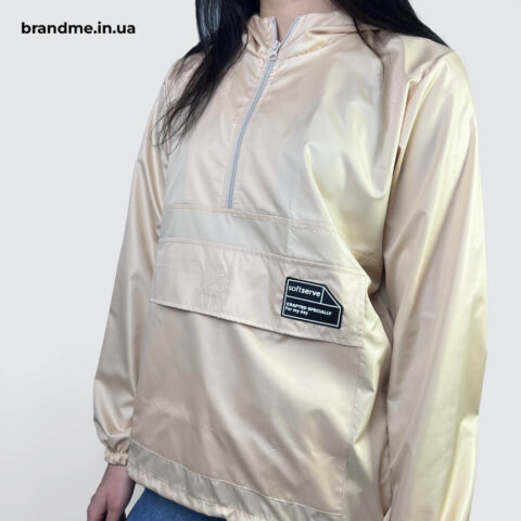 Брендований анорак SoftServe з вишивкою Світлий анорак з вишивкою на кишені