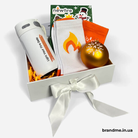 Комплекс сувенірної продукції для Newfire. Фото 5 | BRANDME Новорічний бокс для компанії Newfire