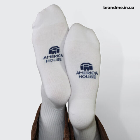Друк логотипу компанії America House на стопі шкарпеток. Фото 38 | BRANDME Оригінальне розміщення макету на стопі шкарпеток