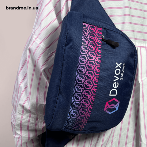 Темно-синя бананка з логотипом Devox Software і яскравим геометричним принтом