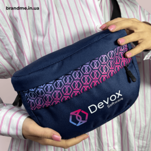 Брендування бананок з логотипом компанії Devox Персоналізована поясна сумка з фірмовим дизайном для корпоративного стилю
