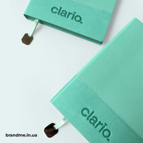 Брендовані мʼятні блокноти з тисненням логотипа Clario