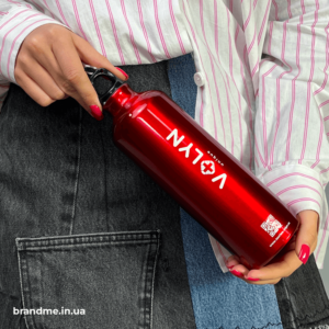 Логотип на металевій пляшці для напоїв