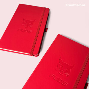 Тиснення логотипу на блокнотах – стильне брендування корпоративної продукції Червоні блокноти з тисненням логотипу FUDS на обкладинці