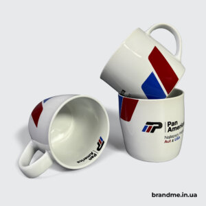 Горнята з логотипом Pan America — лаконічне брендування для автокомпанії Три білі чашки з логотипом Pan America