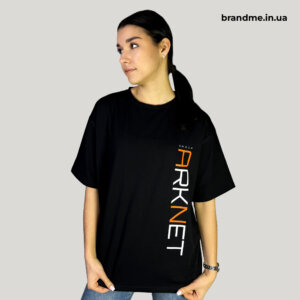 Футболка з яскравим вертикальним брендуванням ARKNET Чорна футболка з вертикальним логотипом ARKNET