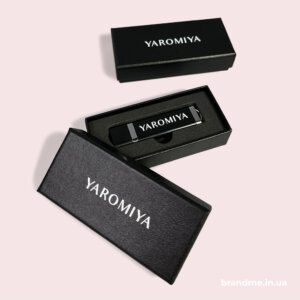 Чорна USB-флешка з логотипом YAROMIYA в індивідуальній коробці