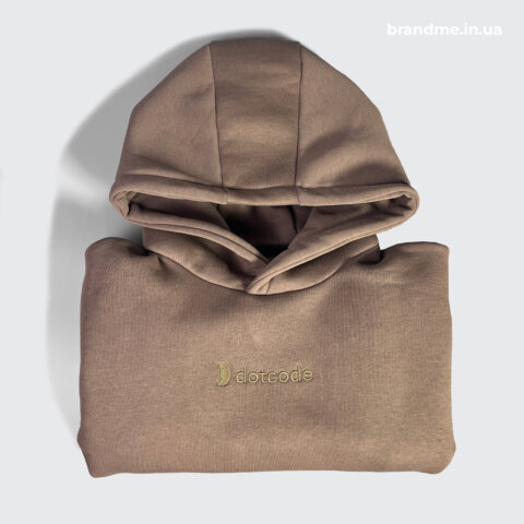 Худі з лаконічною вишивкою dotcode — мінімалізм, що працює на імідж Складене коричневе худі з вишитим логотипом dotcode на грудях