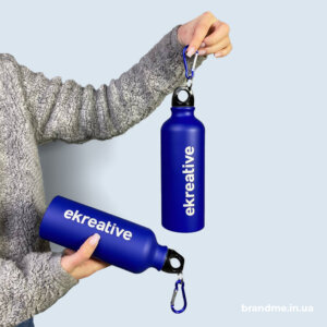 Сині пляшки для води з логотипом ekreative та металевим карабіном