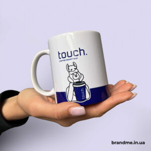 Брендована чашка Touch для стильних кавових моментів Біла чашка Touch із синім логотипом — зручний та сучасний аксесуар