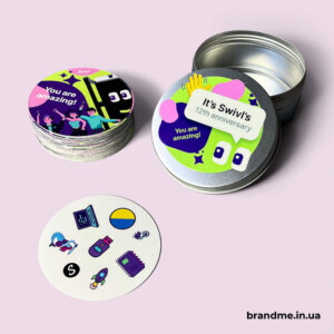 Яскраві гра дабл в круглій металевій коробці на корпоративну тематику