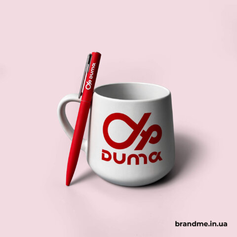Стильна біла чашка з логотипом Duma та яскрава червона ручка
