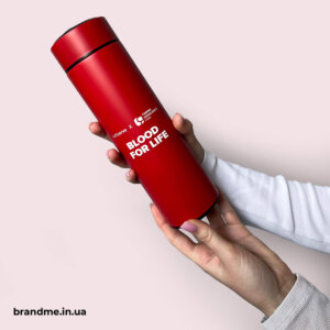 Червоний термос Blood for Life з фірмовим логотипом у сучасному дизайні Червоний термос з логотипом Blood for Life