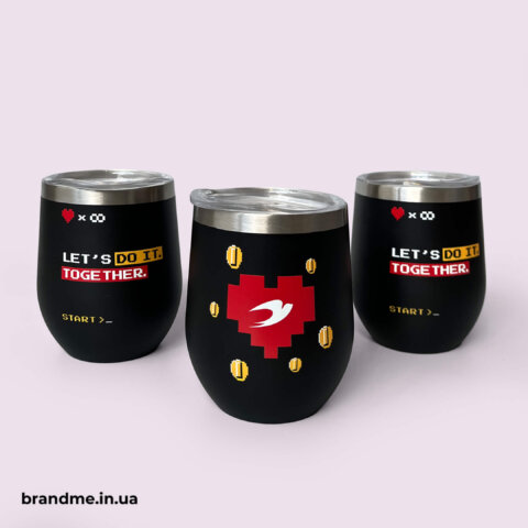 Стильні термочашки з піксельним дизайном — мерч, що заряджає енергією. Фото 7 | BRANDME Чорні термочашки з яскравим піксельним принтом «Let’s do it together» та оригінальними елементами