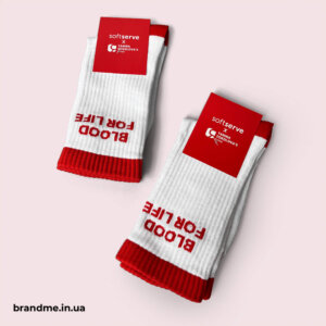 Біло-червоні шкарпетки SoftServe з соціальним меседжем