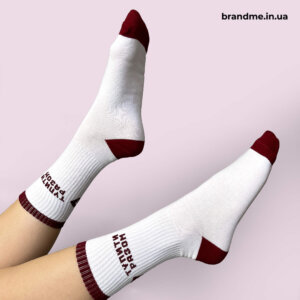 Стильні корпоративні шкарпетки у білому кольорі з бордовим акцентом