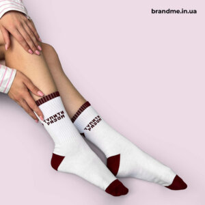 Оригінальні шкарпетки з бордовим акцентом і слоганом