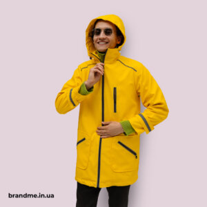 Чоловік у жовтому дощовику з капюшоном — стильний плащ з можливістю нанесення логотипу