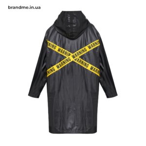 Чорний дощовик з капюшоном, прикрашений жовтими смугами з написом 