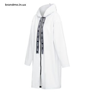 Стильний білий дощовик з капюшоном, чорна блискавка та декоративні стрічки з написом DON’T TOUCH
