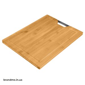 Дерев’яна кухонна дошка з нанесеним логотипом компанії — ідея для корпоративного мерчу