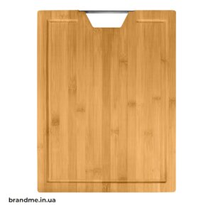 Дерев’яна кухонна дошка з нанесеним логотипом компанії — ідея для корпоративного мерчу